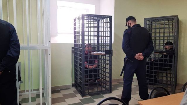 Фигурантов "дела Автуховича" держали во время суда в клетках