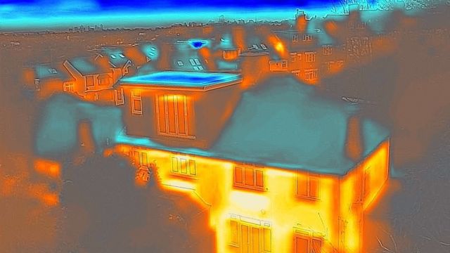 Так выглядят потери тепла типичного кирпичного дома в тепловизоре