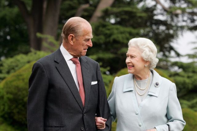 Королева Елизавета II и принц Филипп, герцог Элинбургский через 60 лет после свадьбы.
