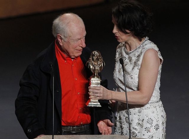 Питер Брук получает из рук французской актрисы Жюльетт Бинош почетную Премию Мольера. 17 апреля 2011 г.