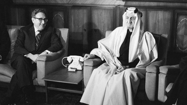 Госсекретарь США Киссинджер пытается убедить короля Саудовской Аравии Фейсала снять эмбарго на встрече в Эр-Рияде 14 декабря 1973 года. Тогда не вышло