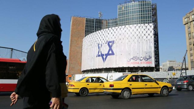 На антизраильском баннере на одном из зданий Тегерана написано «Наводнение Аль-Акса»
