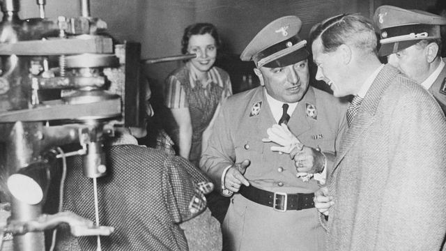 Герцог Виндзорский на фабрике во время визита в Германию в 1937 году