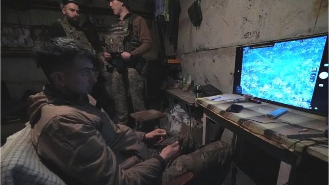 украинские военные в бункере под Бахмутом корректируют огонь артиллерии