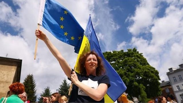 Женщина с флагами ЕС и Украины