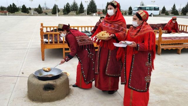 Женщины готовят еду перед одним из избирательных участков в Ашхабаде