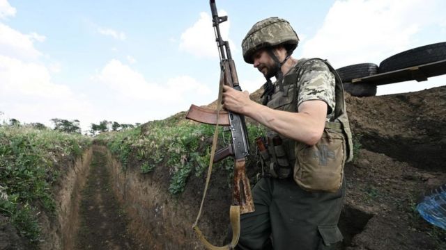 Украинский военный в окопах под Херсоном