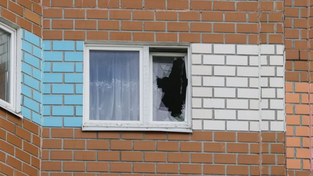 Разбитое окно в жилом доме №98 корпус 6 на Профсоюзной улице