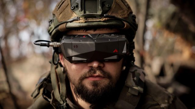 Украинский военный в очках для применения FPV