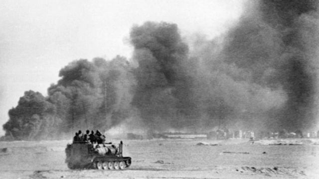 Израильские войска на подступах к городу Суэц в Египте 27 октября 1973 года. На заднем плане горит нефтеперерабатывающий завод