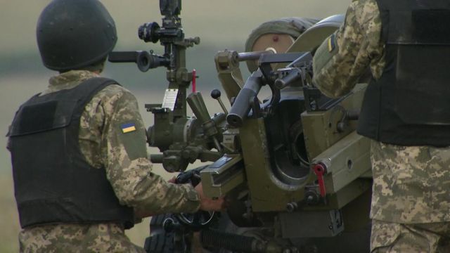 Украинский солдат и британская артиллерия