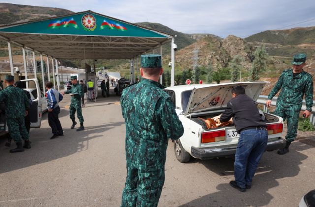 Азербайджанские пограничники проверяют автомобили армян на выезде из Карабаха