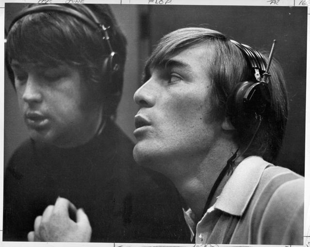 Брайан (слева) и его родной брат Деннис в студии во время записи Pet Sounds