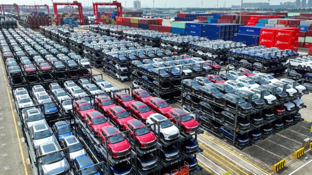 Партия китайских электромобилей BYD в ожидании отгрузки на экспорт в порту Сучжоу 11 сентября 2023 года
