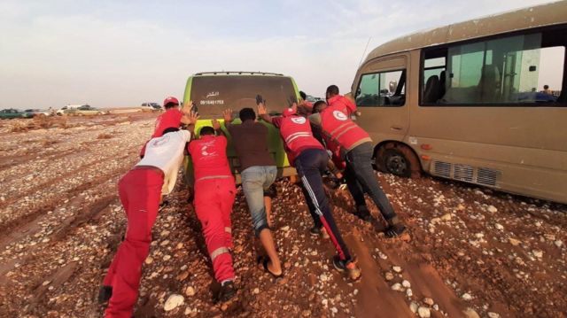 Сотрудники "Красного полумесяца" вытаскивают из грязи машины