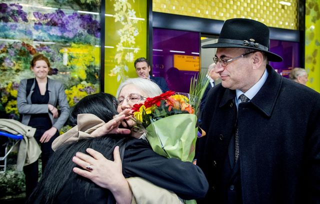 Муж и жена Юнусы обнимают дочь в нидерландском аэропорту