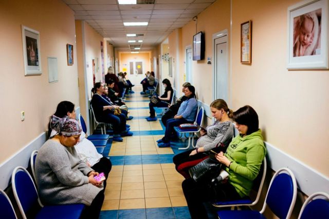 Женщины сидят в очереди в российской консультации