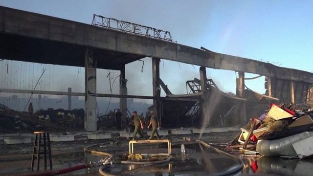 Руины торгового центра после ракетного удара и последовавшего за ним пожара