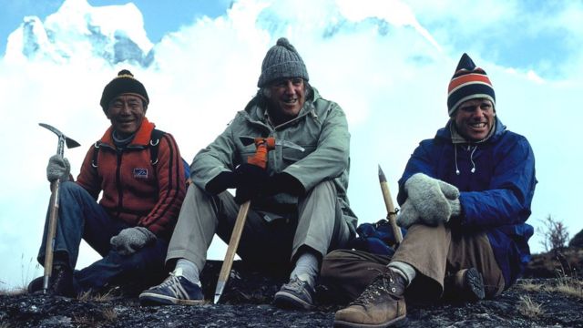 Эдмунд Хиллари и Питер в Гималаях с Мингма Церингом