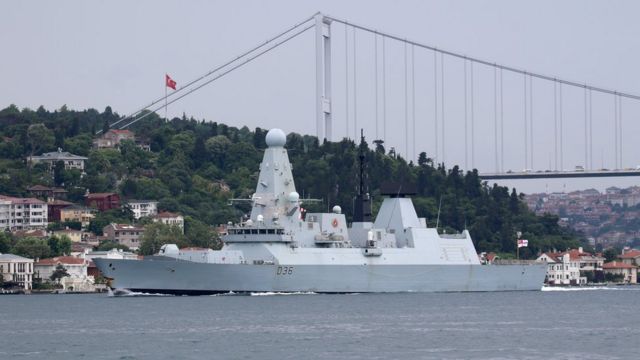 Эсминец "Дефендер" в Стамбуле. 14 июня 2021 года