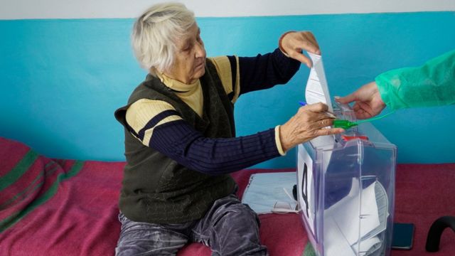 Жительница оккупированного Россией Запорожья голосует во время так называемого референдума