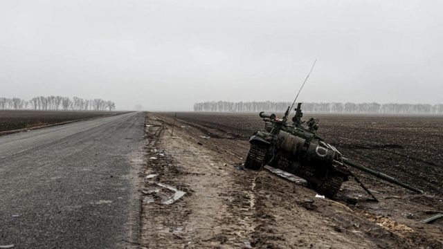 разбитый российский танк на обочине