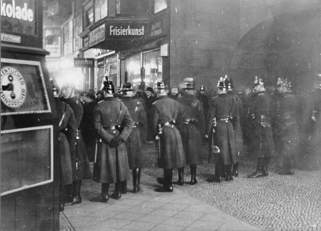 Усиленный наряд полиции охраняет берлинский кинотеатр Mozartsaal перед одним из первых показов американского фильма "На Западном фронте без перемен" в Германии. 6 декабря 1930 г.