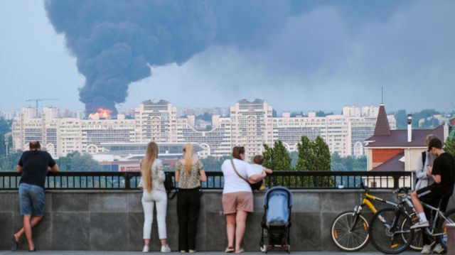 Воронежцы смотрят на то, как горит нефтебаза