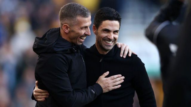 Gary O'Neil embraces Mikel Arteta