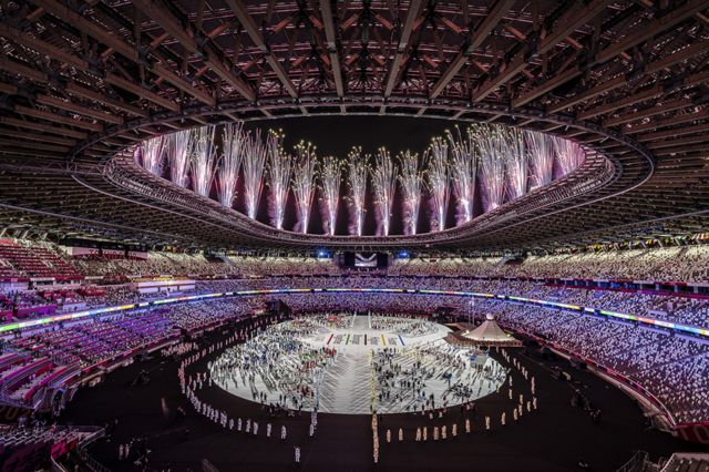 Фейерверк над Олимпийским стадионом в Японии во время церемонии открытия Олимпийских игр 2020 года в Токио.