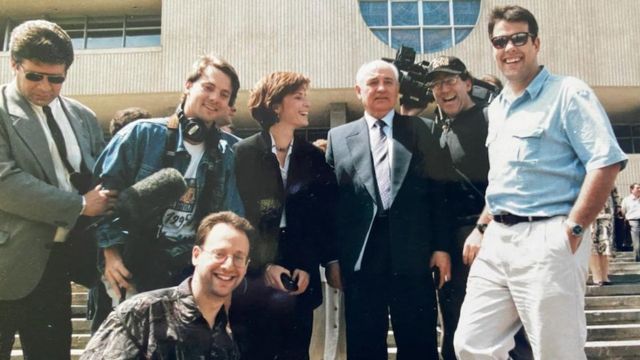 Михаил Горбачев со Стивом Розенбергом и съемочной группой CBS News