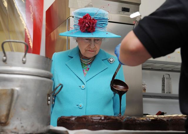 Королева наблюдает за изготовлением шоколадного торта