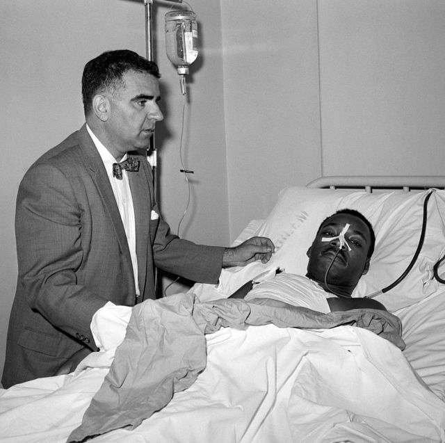 Кинг на больничной койке, рядом стоит врач
