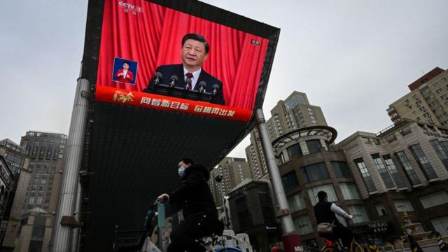 Трансляция выступления Си на улице Пекина