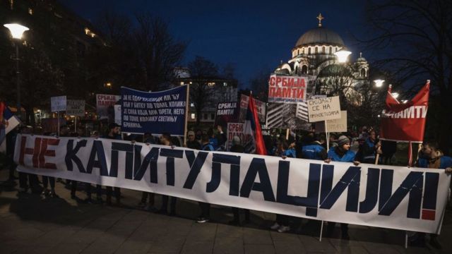 Накануне вечером несколько тысяч сербских националистов прошли маршем к офису президента в Белграде, скандируя "нет капитуляции", "Косово - не предмет торга" и "Сербия - не Евросоюз".