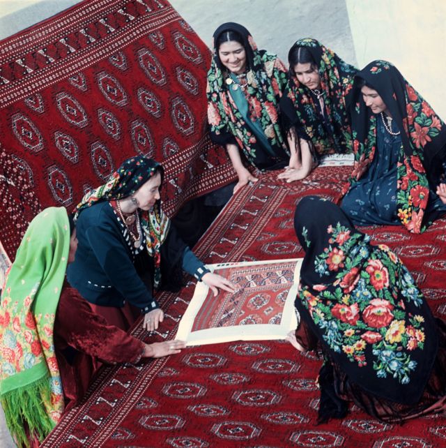 Во время правления Ниязова женщинам было рекомендовано носить традиционные наряды и платья в пол, а замужним - покрывать головы. Впрочем мусульманский платок, паранджу и другие элементы религиозной принадлежности носить женщинам тоже не разрешается.