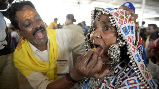Индийский лекарь в городе Хайдарабад кормит пациентку "рыбьим препаратом", то есть живой рыбой, которую местные племена считают традиционным средством от астмы.