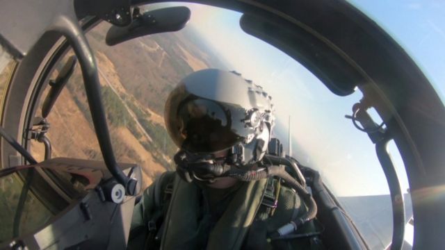 Пилот в кабине во время полета