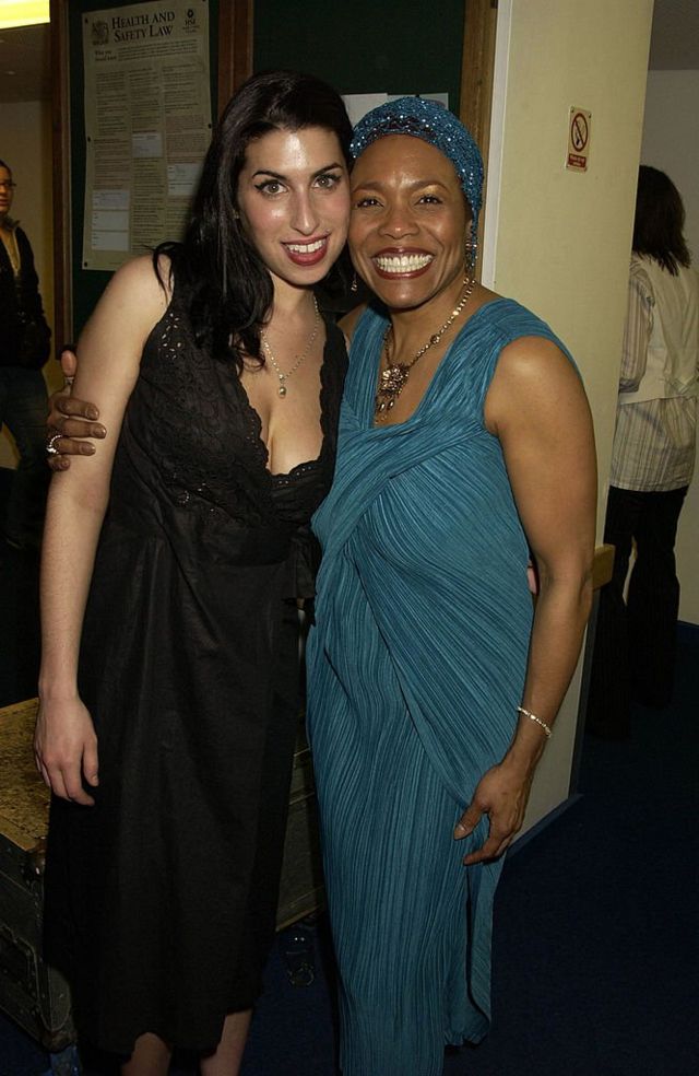 Эми Уайнхаус и известная американская джазовая певица Ди Ди Бриджуотер на концерте в честь одного из кумиров молодой Эми, легендарной Билли Холидей. Театр Barbican, Лондон, 5 апреля 2004 г.
