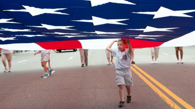 Ребенок с флагом на параде