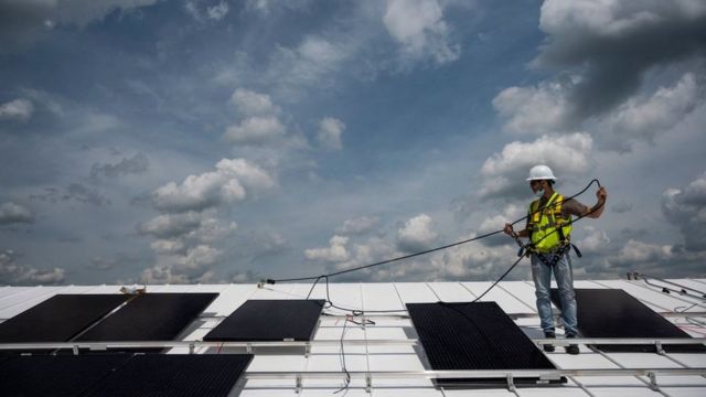 Установка солнечных батарей на крыше в США