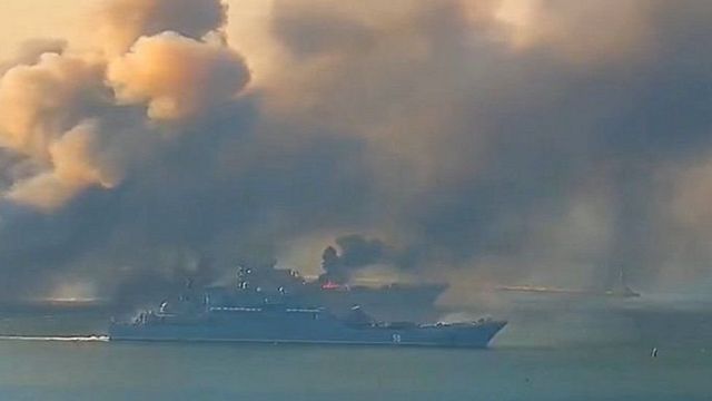 Дым поднялся из порта Бердянска, два корабля покидают его