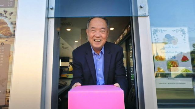 Тед с розовой коробкой с пончиками, которую он сделал столь популярной