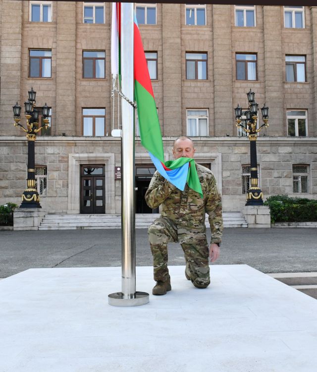 Алиев с флагом