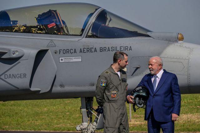 Президент Бразилии Лула да Силва у истребителя Saab Gripen F-39 бразильских ВВС