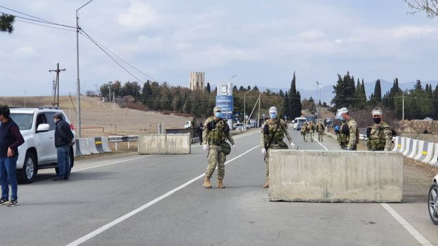 Военные, перекрывающие дорогу