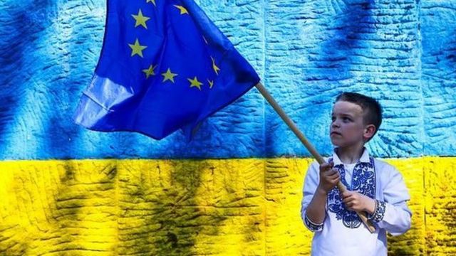 Украинский мальчик с флагом ЕС