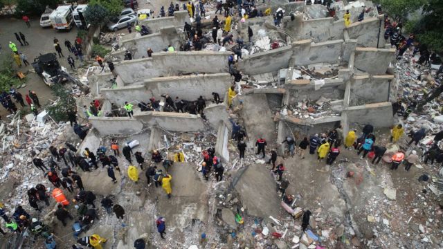 Поисково-спасательная операция на обломках здания в районе Чукурова города Адана (Турция)