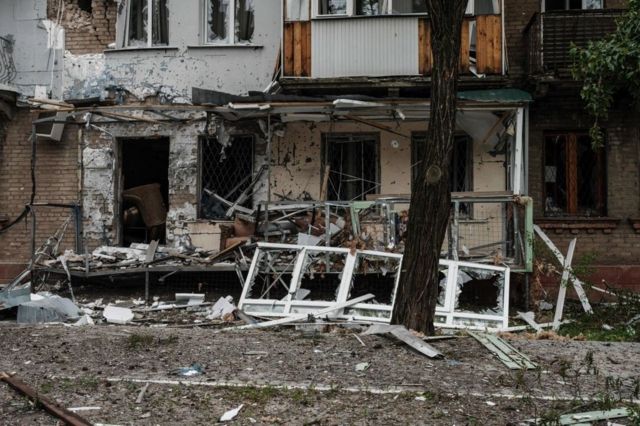 A picture taken on May 18, 2022 shows a damaged building during nearby mortar shelling in Severodonetsk, eastern Ukraine, on the 84th day of the Russian invasion of Ukraine.