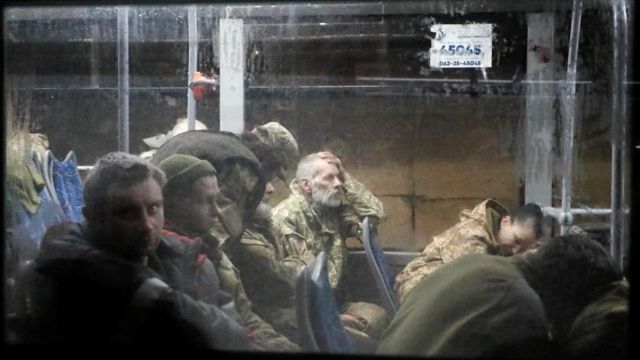 Военнослужащие ВСУ, сдавшиеся в плен на осажденном комбинате "Азовсталь" в Мариуполе, сидят в автобусе по прибытии в сопровождении пророссийских военных в поселке Оленовка в Донецке. обл., Украина 20 мая 2022 г